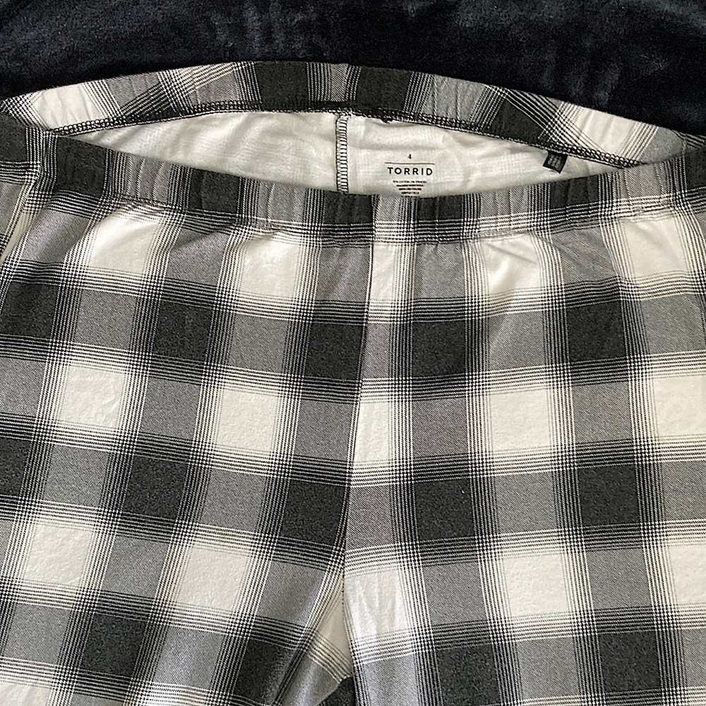 Torrid size 4 checkered leggings